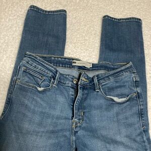 Levis Mid Rise Skinny Jeans 💙